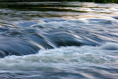 夏日河流的流水，夜光下有一个小急流瀑布