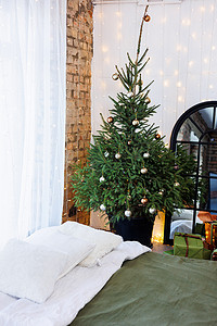 除夕夜，圣诞树下的地板上放着纸制的新年礼物和鲜艳的丝带。