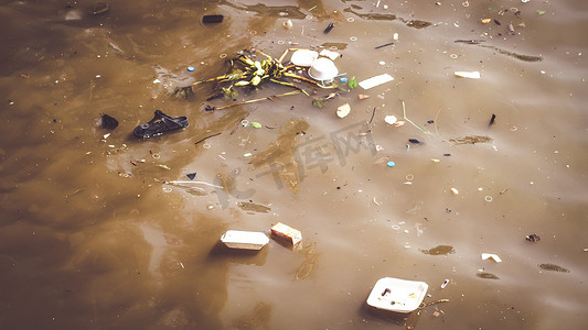 倾倒塑料垃圾造成水污染。