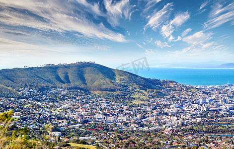 信号山摄影照片_从南非开普敦的信号山看到沿海城市的景色，复制多云的蓝天空间。