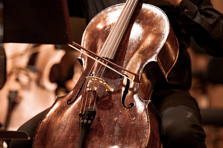 大提琴摄影照片_音乐会期间爱乐乐团舞台上的大提琴