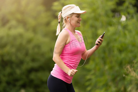 健康生活方式健身运动女跑步者在森林步道中跑步