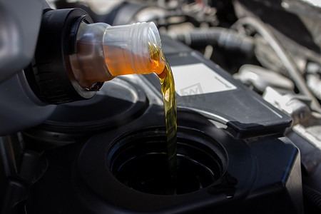 给汽车变速箱和保养齿轮的发动机加油和注入优质油。