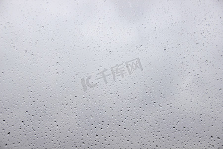 窗外暴雨背景摄影照片_窗外有雨滴，外面下着大雨