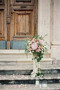 教堂台阶上的石座上矗立着一束鲜花
