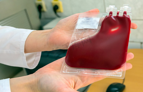 液氮摄影照片_胎盘脐带血库捐赠的血液单位由隔离的手套手制备。