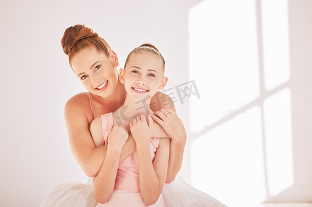 肖像芭蕾舞老师和孩子在训练后在工作室里拥抱，带着幸福的微笑和支持。