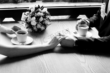 棕子摄影照片_新娘和新郎的咖啡时间，茶歇。手牵手