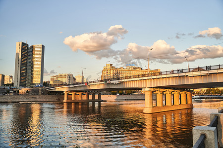30天摄影照片_俄罗斯莫斯科 — 2022年7月30日：阳光下莫斯科河上的Novoarbatsky大桥