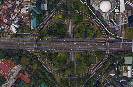 印度尼西亚雅加达大型多车道环岛自上而下的鸟瞰图 2021 年高速公路上有汽车交通的大型交通枢纽