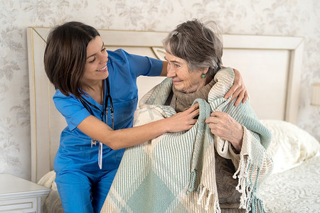 快乐的退休妇女和医生与患者之间的信任。