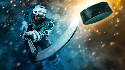 戴头盔摄影照片_冰球运动员戴着头盔和手套在体育场上用棍子。