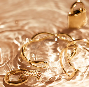 金手镯、耳环、戒指、金水背景珠宝、奢华魅力和珠宝品牌广告的假日美容设计
