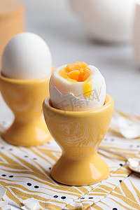 黄色蛋杯中的半熟鸡蛋