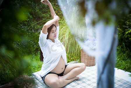 孕妇在户外做瑜伽