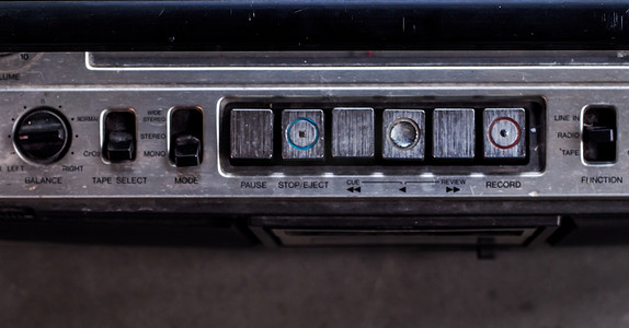 旧的老式技术盒式录音机和收音机播放器按钮控件