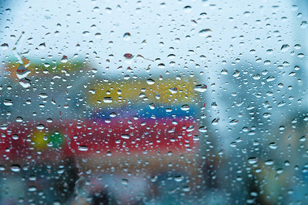 专注于雨滴、室内摄影、模糊的背景。