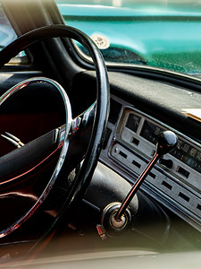 老古董车的内部视图。