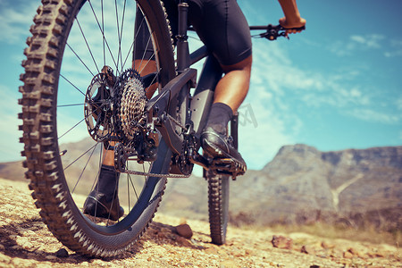 自行车、运动和车轮在山上的土路探险小路上进行健身和锻炼。