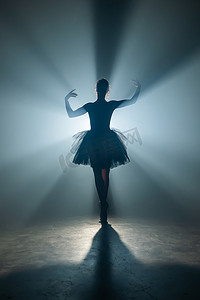 穿着芭蕾舞短裙表演、在舞台上跳舞的芭蕾舞演员的剪影。