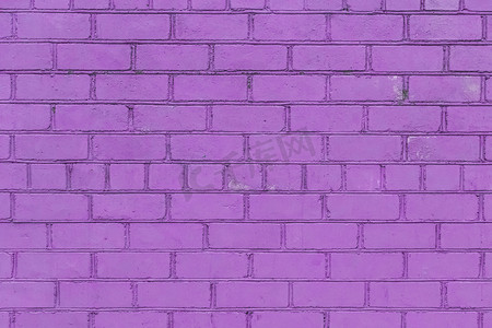 粉红色紫色油漆纹理石背景中的彩绘砖墙