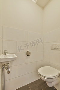 简约洗手间摄影照片_狭窄的卫生间，简约的设计