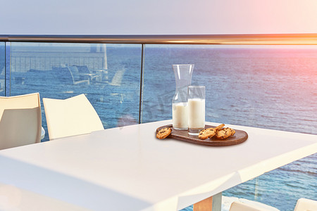 两人餐桌在酒店的户外海景阳台上供应早餐。