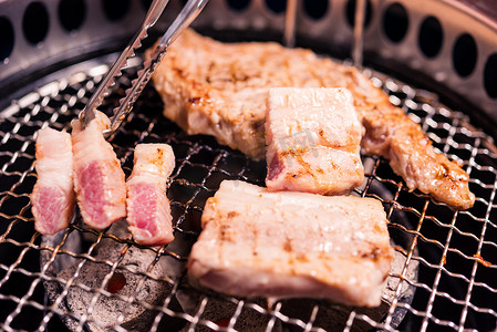 餐厅在炉灶上烤肉猪肉韩式烧烤传统风格