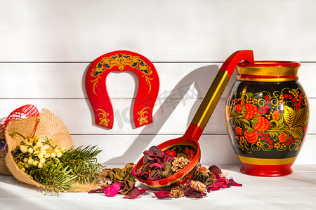 俄罗斯传统民间木制餐具，带有花卉图案，Khokhloma 装饰。