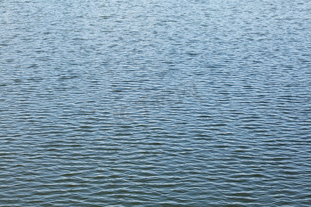 水波浪摄影照片_湖面，水面几乎平静，只有细小的波浪。