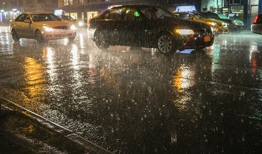 汽车在雨中行驶在城市的街道上