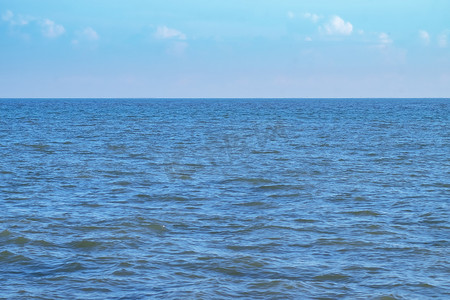 蓝海海洋在蓝天下与蓬松的白云海景自然背景夏季旅游假期