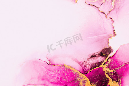 纸上大理石液体水墨艺术画的粉红金抽象背景。