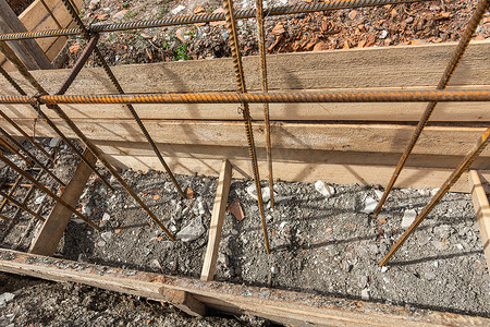 条形基础钢筋安装过程中模板倒塌时钢筋被土覆盖