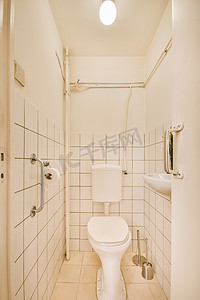 狭窄的卫生间，简约的设计