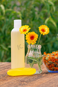 玻璃罐和瓶子中的金盏花花与护肤产品