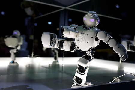 站立的机器人摄影照片_机器人展上机器人单腿站立保持平衡