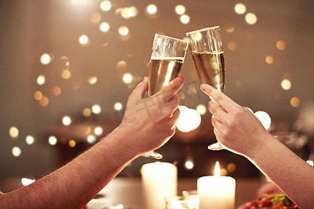 在浪漫的约会之夜庆祝周年纪念日、情人节或生日，为情侣干杯、祝酒和庆祝。