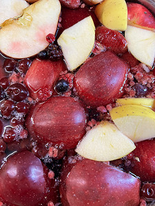 葡萄石榴摄影照片_石榴、苹果和樱桃的蜜饯。