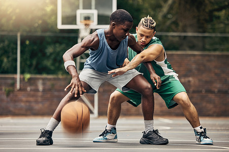 体育篮球摄影照片_篮球运动、户外比赛和男子在球场上训练，一起充满活力地参加专业活动。
