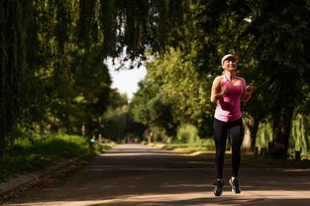 健康生活方式健身运动女跑步者在森林步道中跑步