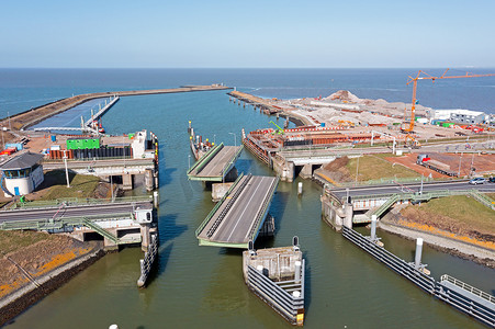 从荷兰阿夫鲁戴克大堤的旋转桥上鸟瞰