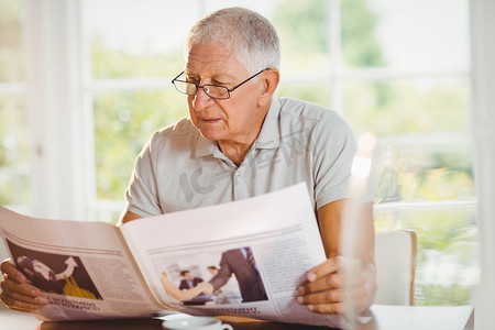 老人阅读摄影照片_专注的老人阅读报纸