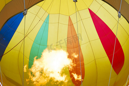 黄色的热气球图案摄影照片_热气球