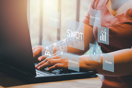SWOT 优势弱点机会威胁虚拟屏幕上的文档管理概念图标。手在笔记本电脑上打字作为背景。商业营销概念。