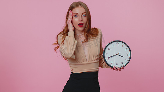 焦虑的困惑女性检查时间、上班迟到、延误、截止日期