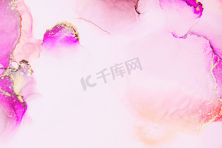 水墨笔触点摄影照片_纸上大理石液体水墨艺术画的粉红金抽象背景。