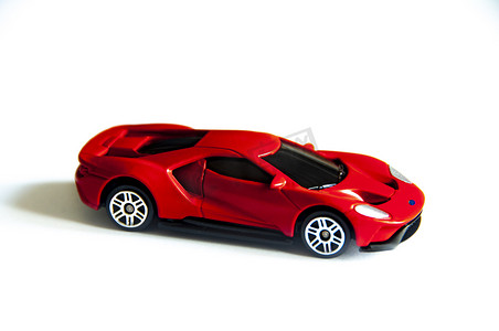 马来西亚吉隆坡 — 2022年9月：福特GT微型玩具车在白色封面背景上的选择性聚焦。