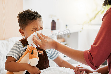 流感、生病或感冒的孩子，父母在家里床上患有科维德病毒、鼻窦和过敏症状时打喷嚏、吹气和擦拭流鼻涕。