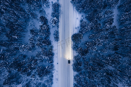 雪路与汽车、冬季森林的鸟瞰图